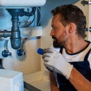 Cocinas a pleno rendimiento, baños ocupados. ¿Está su fontanería lista para diciembre? Nosotros la revisamos.