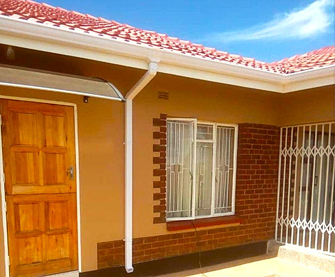 Sistema moderno hídrico de canaletas de PVC Tricapa resistente instalado en vivienda unifamiliar en el sur de Tenerife, gestión de aguas por Desatasco Tenerife SurFix.