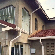 Renovación de bajantes pluviales y canalones en edificio residencial de San Isidro, sustitución de antiguas tuberías por sistemas eficientes de evacuación de agua.