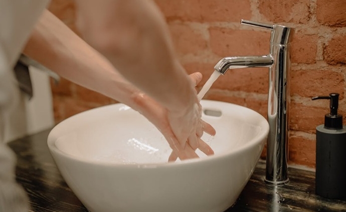 Caudal de agua óptimo tras una intervención de limpieza de tuberías y mejora de presión en un cuarto de baño renovado.