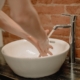 Caudal de agua óptimo tras una intervención de limpieza de tuberías y mejora de presión en un cuarto de baño renovado.