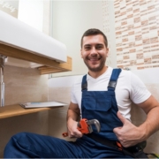 Fontanero cualificado de Multiservice A.D. tras completar la revisión técnica de un lavabo comercial en Tenerife Sur.