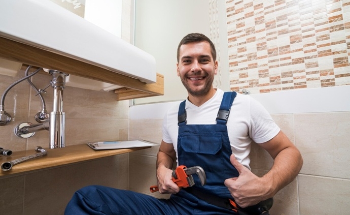 Fontanero cualificado de Multiservice A.D. tras completar la revisión técnica de un lavabo comercial en Tenerife Sur.