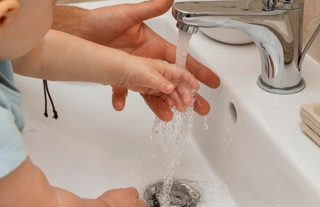 Caudal de agua diáfano y sin sedimentos en lavabo doméstico tras una intervención de fontanería preventiva en Tenerife Sur.