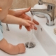 Caudal de agua diáfano y sin sedimentos en lavabo doméstico tras una intervención de fontanería preventiva en Tenerife Sur.