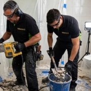 Humedades por Condensación Operarios de Multiservice A.D. realizando la apertura quirúrgica de paramento con martillo demoledor tras localizar una fuga oculta en Tenerife Sur.